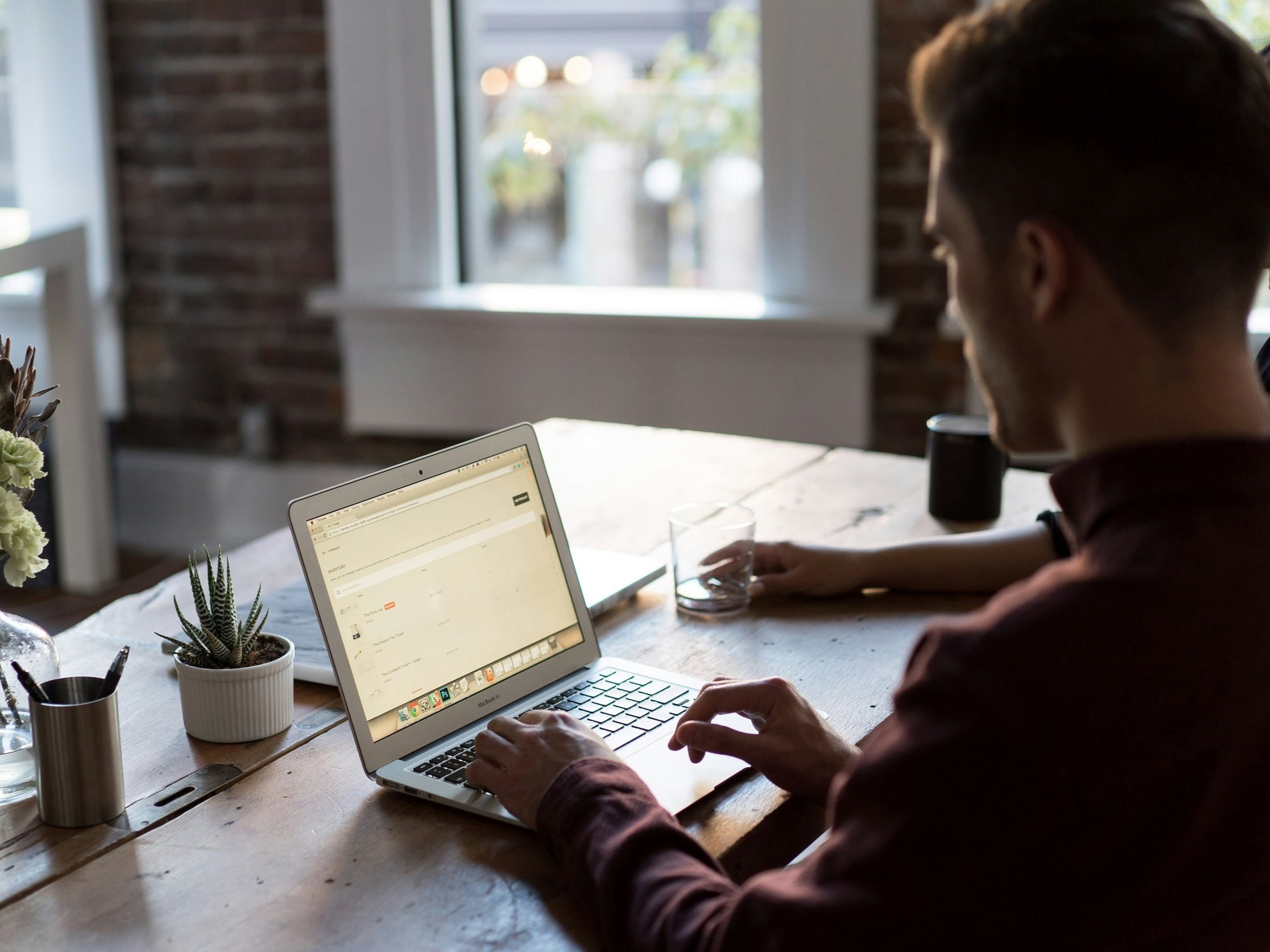 Cosa sono i dark pattern? E quanto influiscono sui nostri acquisti?