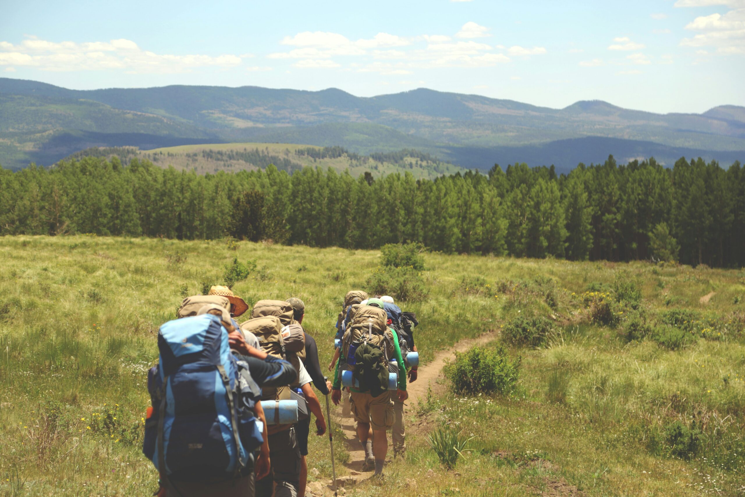 Vacanze a piedi: la vera rivoluzione dell’estate 2026 è camminare